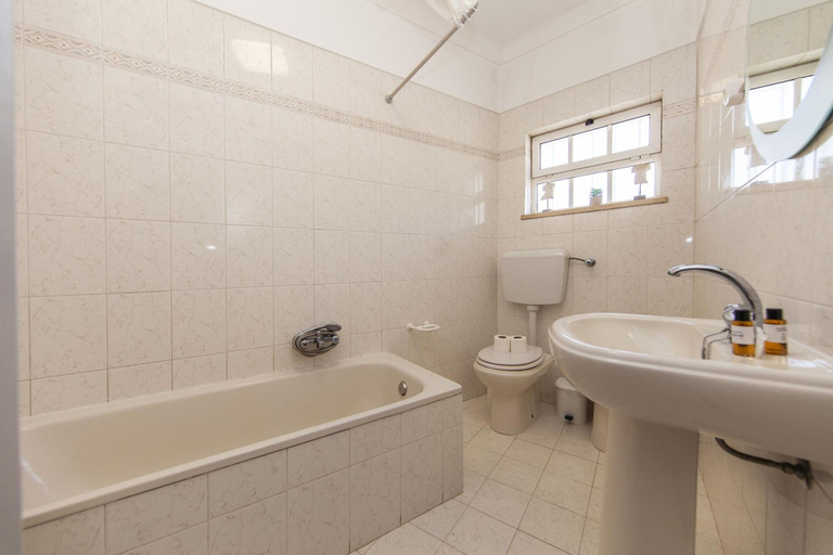Room 5, A75 - Casa da Ponte 1 Bed Flat in Lagos, Lagos