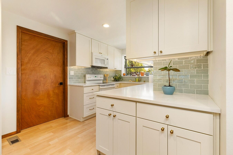 Room 3, 3BR Seattle Home w Spacious Yard Near Northgate, Seattle