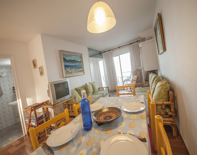 Dining, 2-bedroom Apartment in Costa Brava, Girona