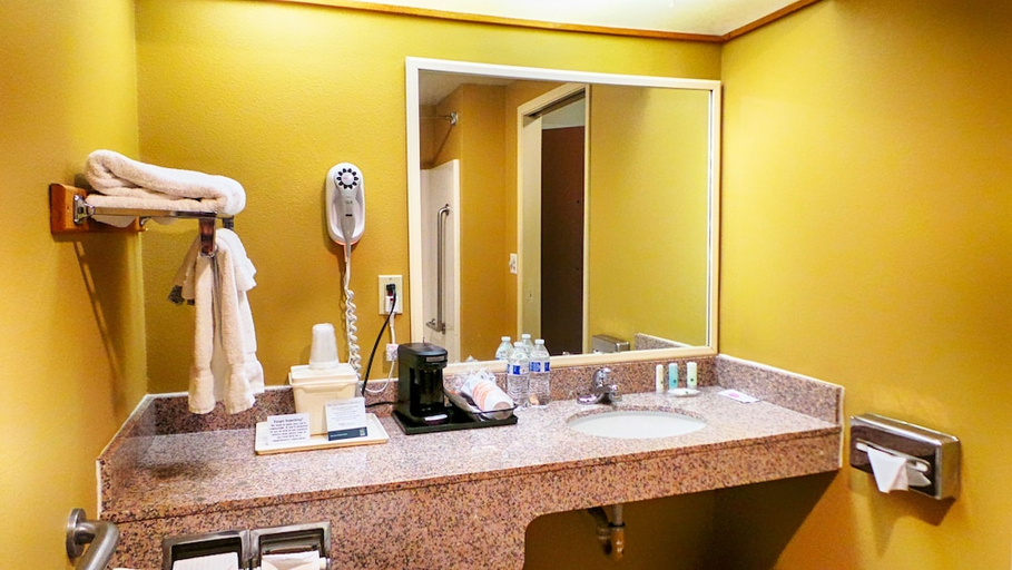 Bathroom, Quality Inn Airport, Ada