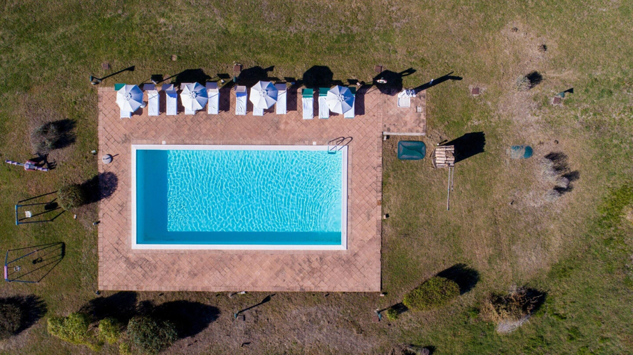 Pool 5, Studio Apartment in a Farmhouse With Swimming Pool, Perugia