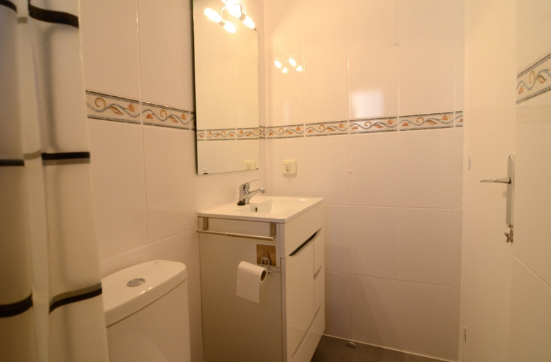 Bathroom 2, Els Pins Apartment in Estartit, Girona