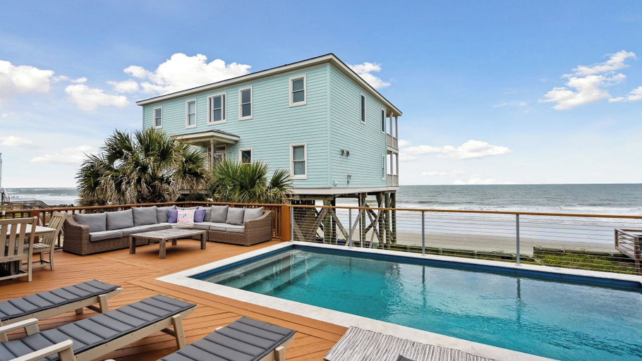 Sport & Beauty 5, Oceanfront w/ Pool, Panoramic Deck Views, 5bdr Folly Ocean Breeze by Avantstay, Charleston