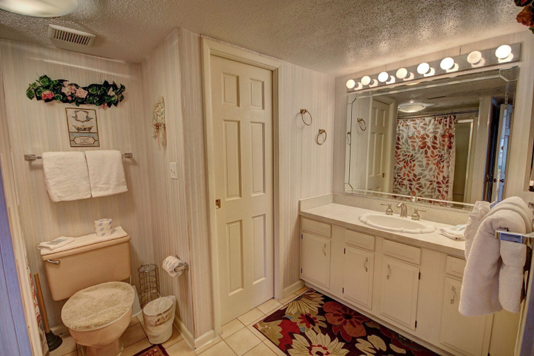 Bathroom 4, 555 El Matador, Okaloosa