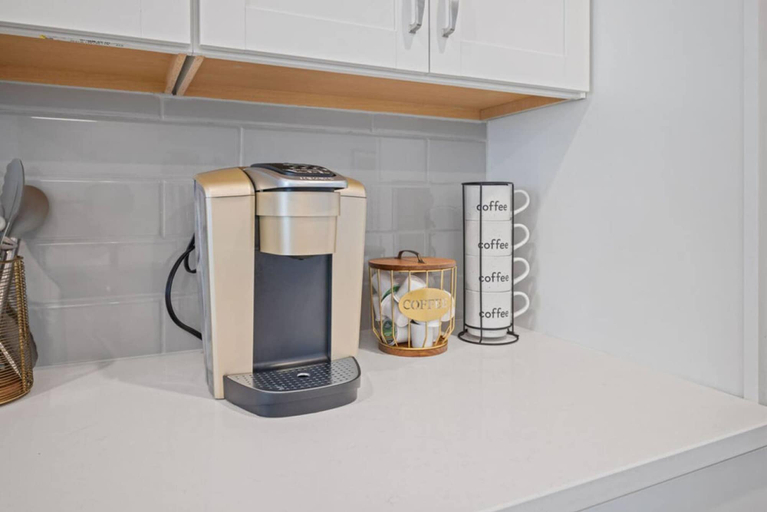 Room 3, NEW Luxury Condo Rooftop Terrace EV Charger, Wake