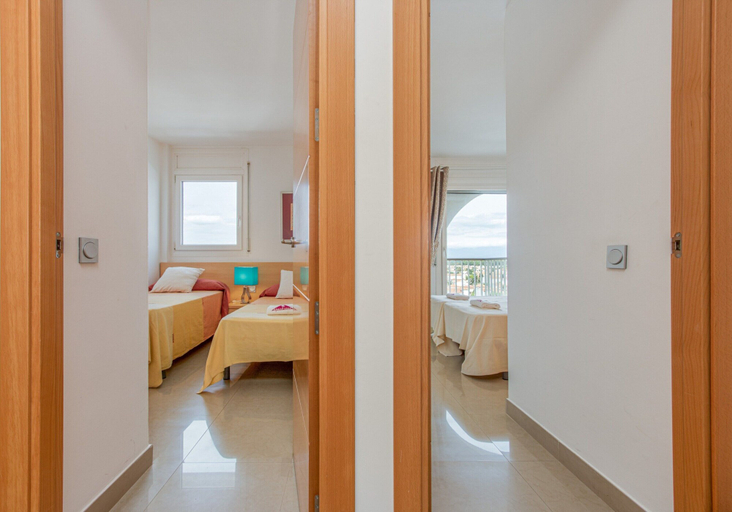 Room 2, 3-bedroom Apartment With sea View, Girona