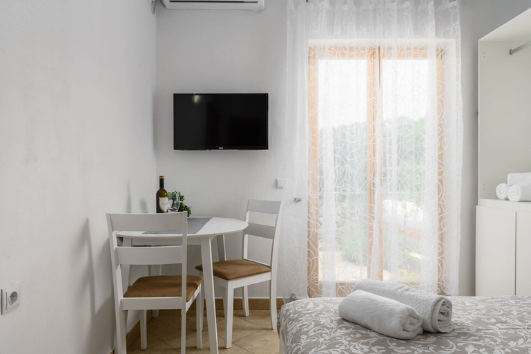 Room 4, Studio in Drenje Near Beaches & Heated Pool, Raša