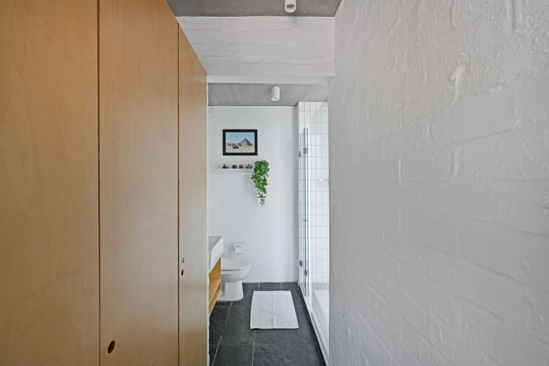 Room 2, Modern Living Mountain Ocean View 100m to Beach, City of Cape Town