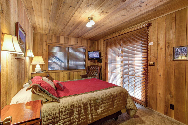 Bedroom 2, Tyler's Timber Lodge, Mariposa