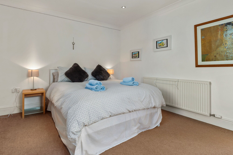 Room 5, Daisy Cottage - St Florence Parking, Pembrokeshire