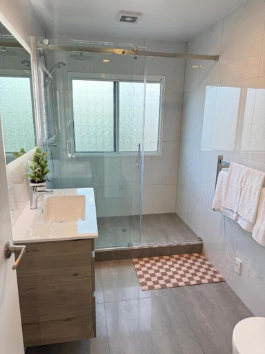 Bathroom 5, 3BR Villa Near CBD & One Tree Hill, Waitakere