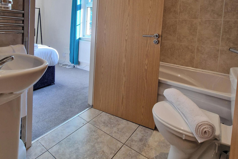 Bathroom 2, Coventry Retreat - Modern 2 Bed Apartment, Coventry