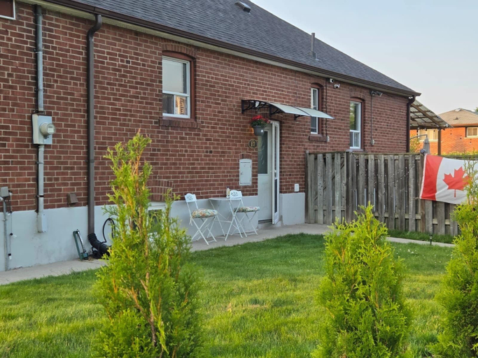 Exterior & Views 2, Sunrise BnB with Free Parking, Toronto