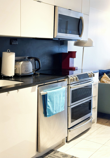 Private kitchen 5, Lux Lakeview Suite CNTower Free Parking, Toronto