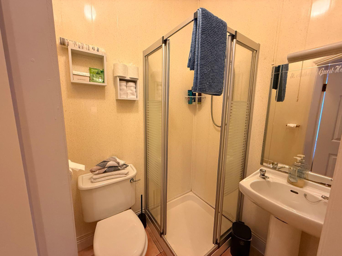 Bathroom 2, St Anthonys B&B