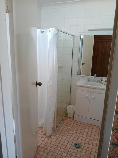 Bathroom 4, Aaron Inn Motel, Narrabri