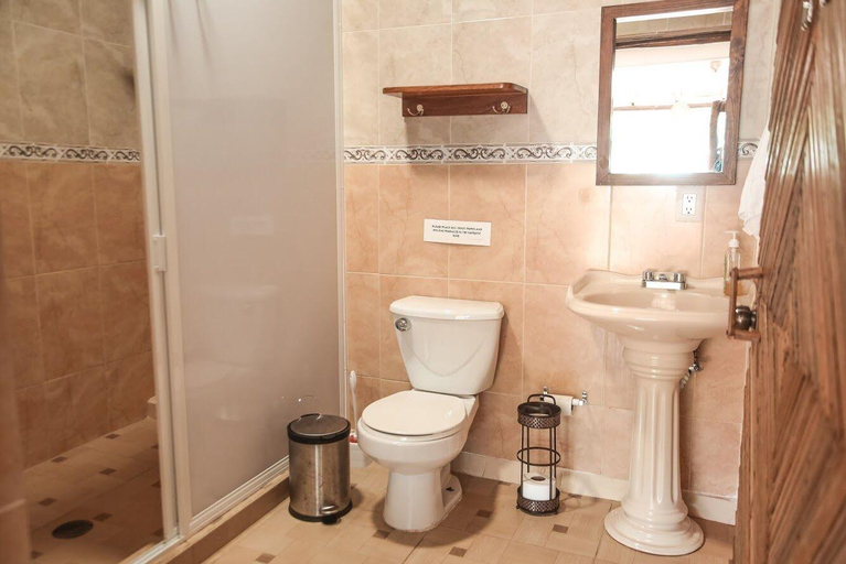 Bathroom 4, Casa de Olas Boutique Hotel, Dist. Pochutla