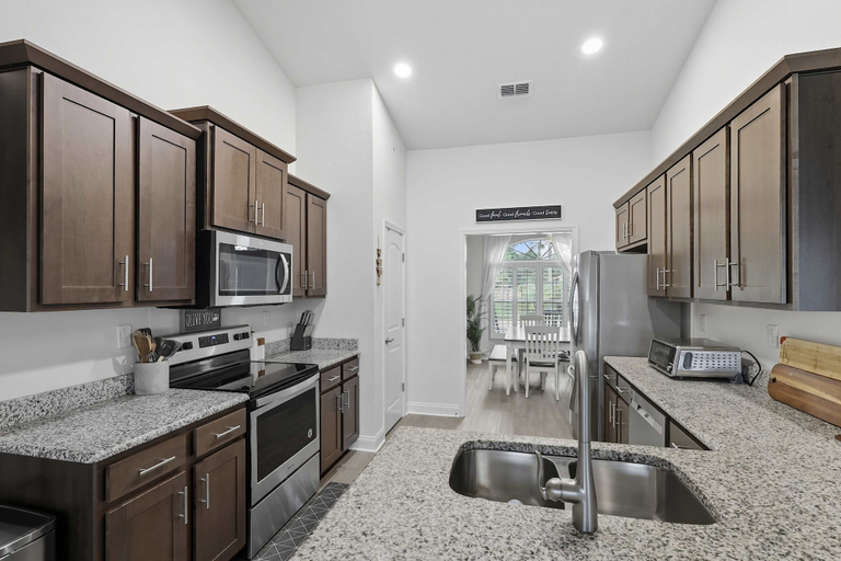 Room 3, Modern 4BR Retreat Near Beach Heated Pool, Flagler