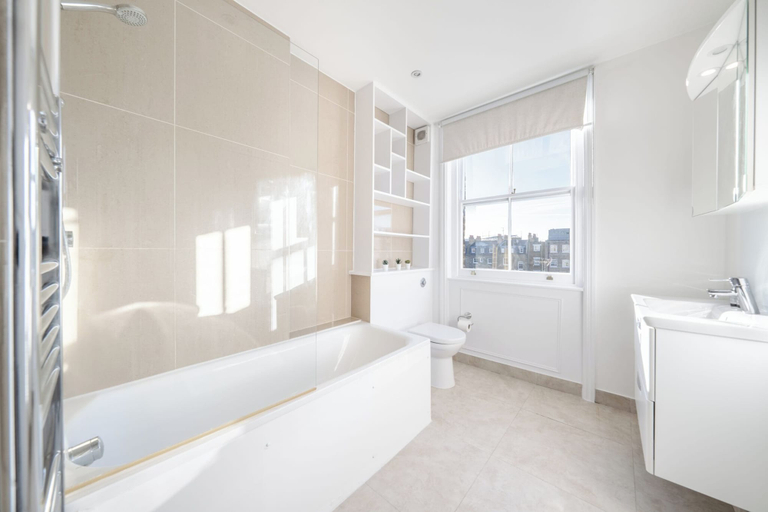 Bathroom 2, Hyde Park 3BR Retreat by Marble Arch, London