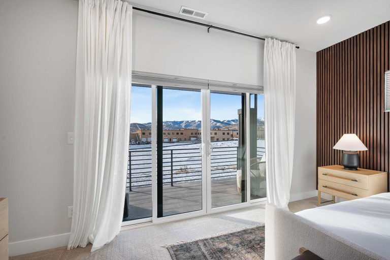Room 4, Ski Chalet Chic Retreat With Hot Tub, Summit