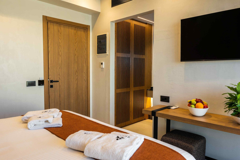 Room 4, Anesea City, Crete