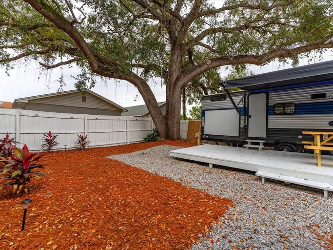 Room 2, RV in Tampa Great Location Cost pet Friendly, Hillsborough