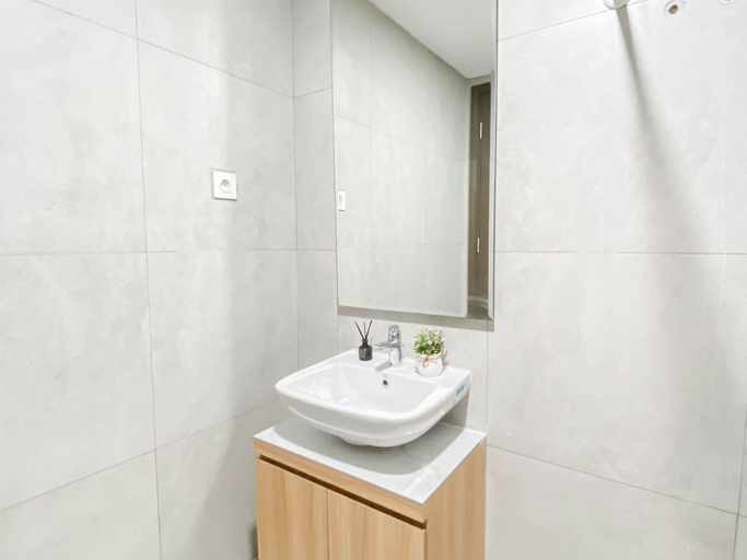 Bathroom 5, Cozy White Studio At Pollux Chadstone Apartment, Cikarang