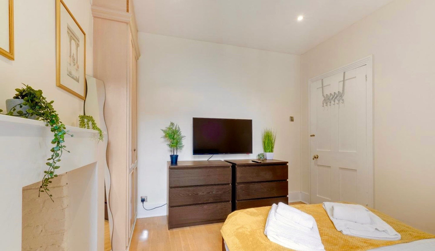 Room 5, Cosy Spacious 2 Double Bedroom- Central Fulham, London