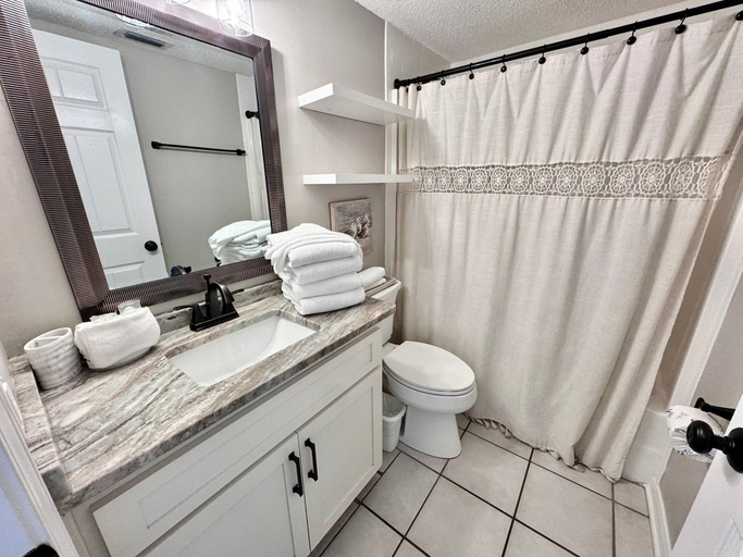 Bathroom 4, Seacrest 709, Baldwin