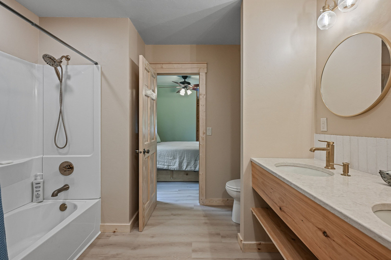 Room 5, 5 BR Family Hangout I Lake Views I Firepit, Oconto