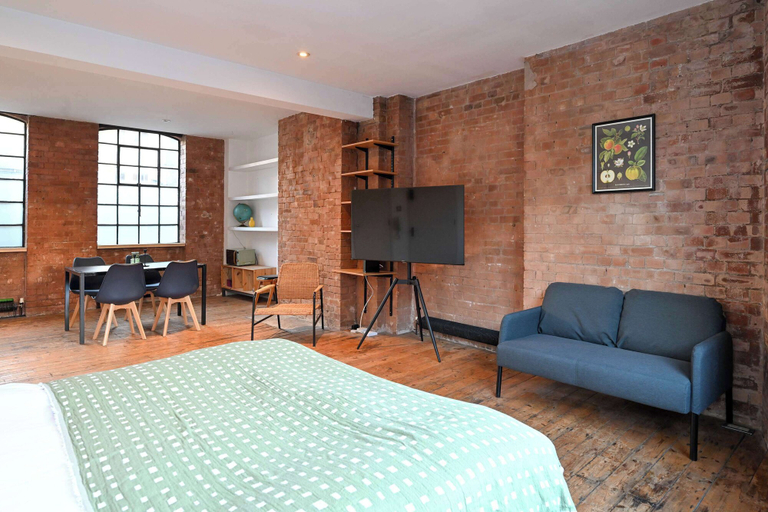 Room 2, Spacious Studio in a Converted Warehouse Shoreditch, London