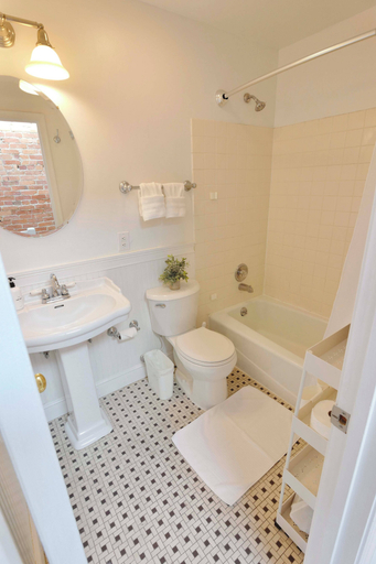 Interior 3, Penn & Ten- Spacious Capitol Hill Rowhouse, Washington D.C.