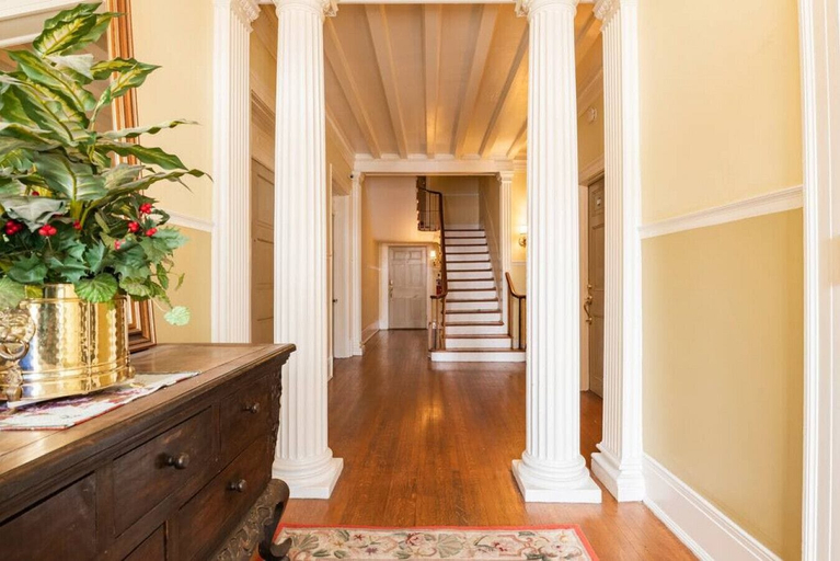 Interior 3, Charming Condo Historic Comfort Access, Washington
