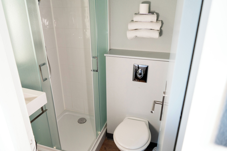 Bathroom 5, Ibis Budget Aix-En-Provence Les Milles, Bouches-du-Rhône