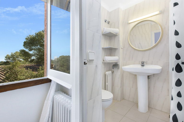Bathroom 5, Apartment in Llafranc Near Beach & Pool, Girona