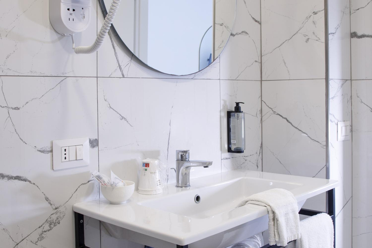 Bathroom 5, Hotel Stabia, Napoli