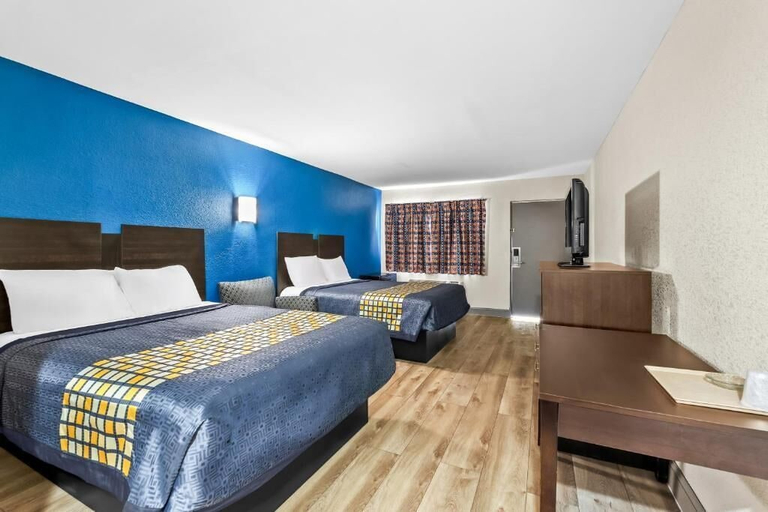 Room 3, Red Carpet Inn and Suites, Camden