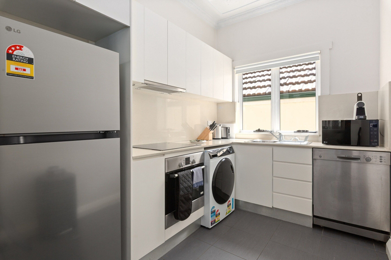Private kitchen, Bright 2-bed Apartment in Coogee, Sydney