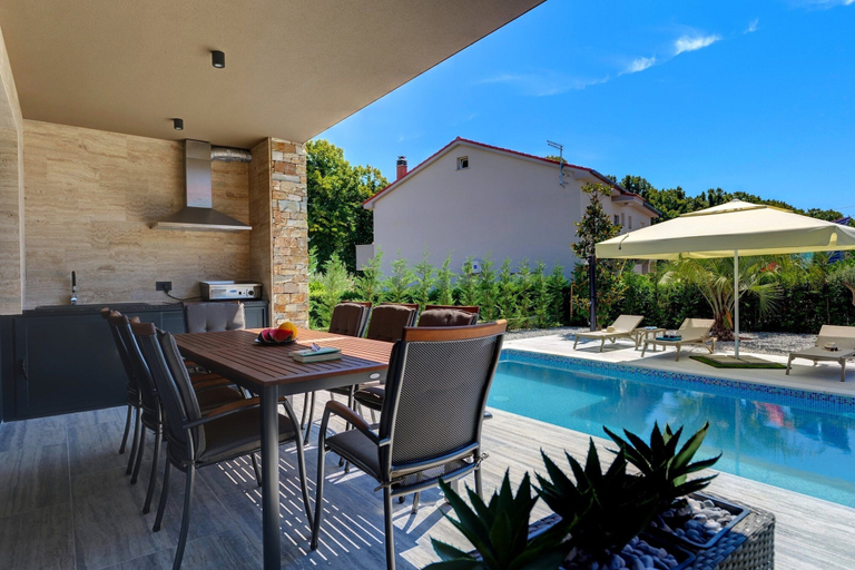 Outdoor dining, Villa in Marcana With Pool Near Brijuni Park, Marčana