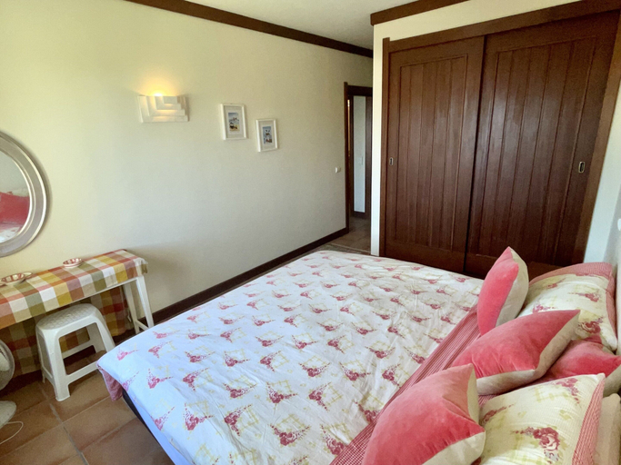 Room 5, Coastal Holiday Home With Shared Pool, Lagoa