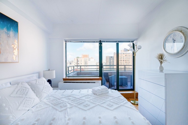 Room 3, Sunny 3 BR 1 Bath Apt, New York