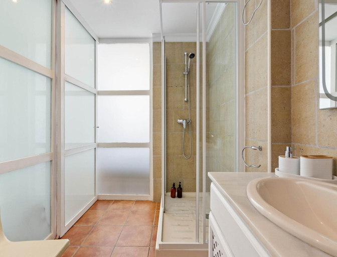 Bathroom 4, Coastal Stay in Torre de la Roca, Málaga