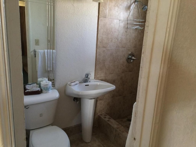 Bathroom 5, Budget Inn and Suites El Centro, Imperial