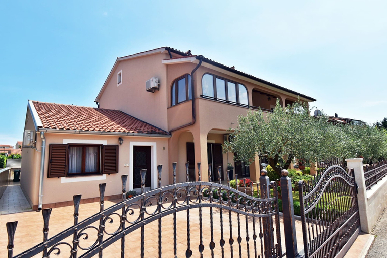 Primary image, Apartment in Pula Near Hidrobaza Beach, Pula