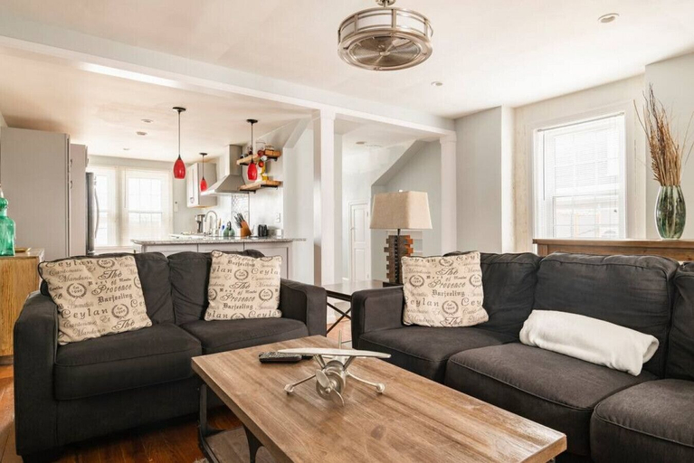 Interior 5, Charming Condo Historic Comfort Access, Washington