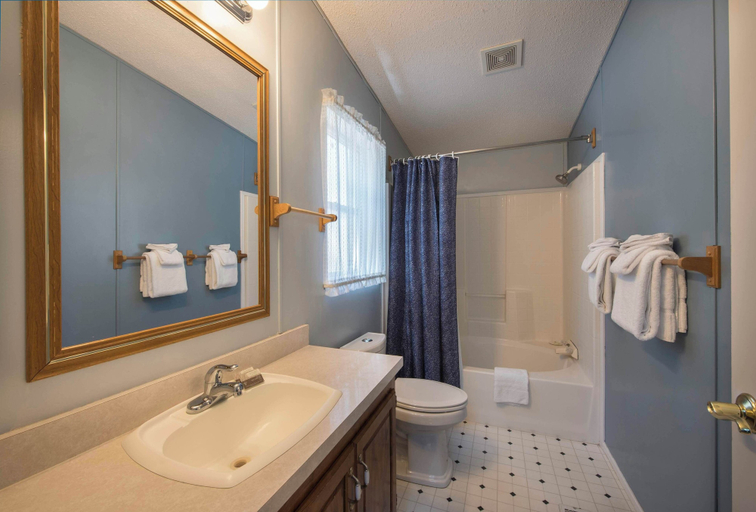 Bathroom 3, Rosenberg's Creekside Cabin, Mariposa