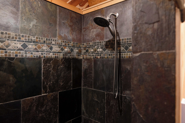 Bathroom 4, Grand Wildlife Lodge 10ppl, Deschutes