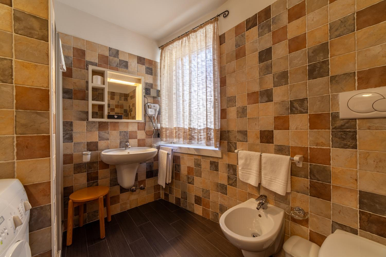 Bathroom 3, Residenza Bagni e Miramonti, Trento