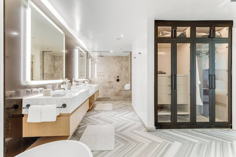 Bathroom 5, InterContinental Miami By IHG, Miami-Dade