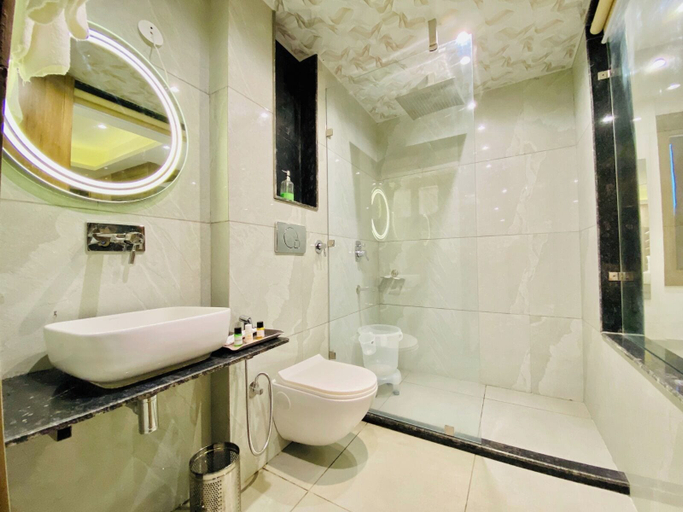 Bathroom 3, Hotel The Eleganza, Dehradun